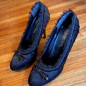 Wild Diva 8.5 lacy heeled pumps with bow